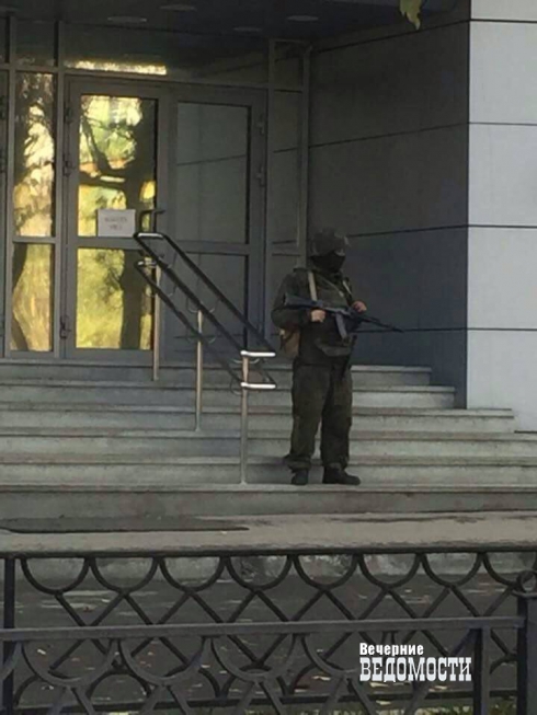 Вход в здание ЦВО в Екатеринбурге заблокировали вооруженные солдаты (фото)