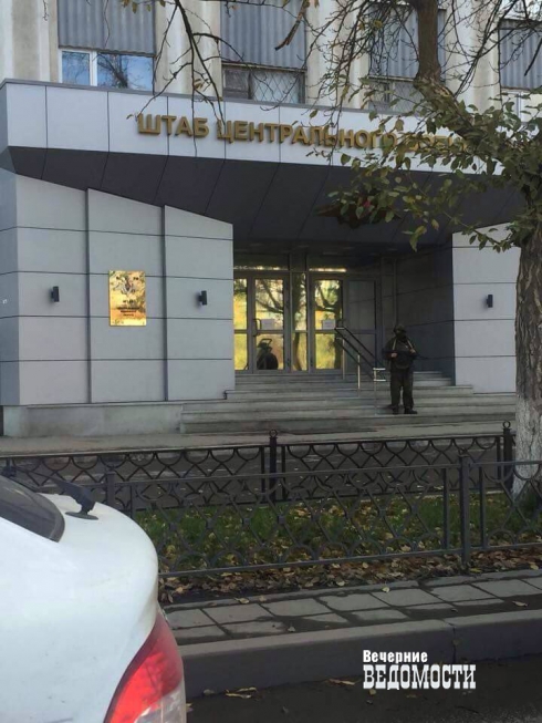 Вход в здание ЦВО в Екатеринбурге заблокировали вооруженные солдаты (фото)