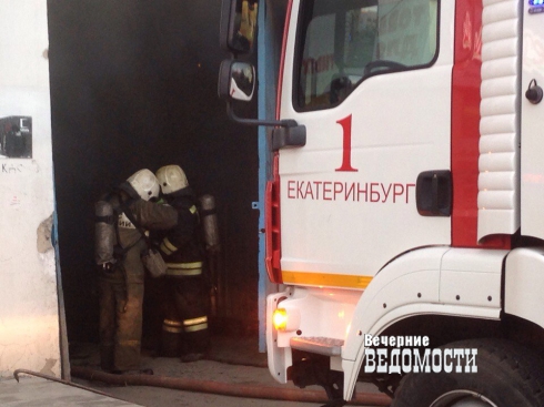 В Екатеринбурге из-за пожара в центре города эвакуировали персонал кафе (фото)
