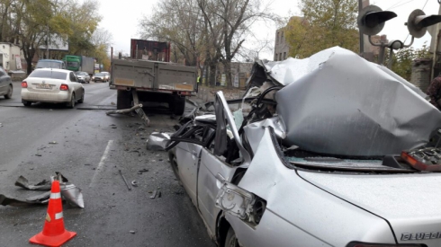 Водитель Nissan Bluebird погиб перед железнодорожным переездом в Екатеринбурге (ФОТО)