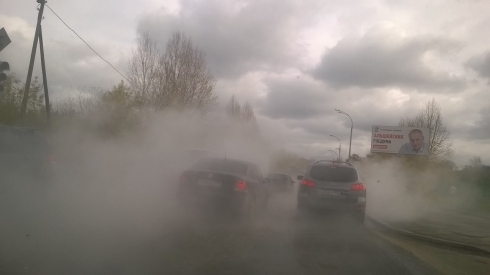В Екатеринбурге прорвало трубу на перекрестке Пехотинцев – Автомагистральной