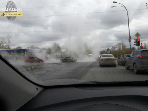 В Екатеринбурге прорвало трубу на перекрестке Пехотинцев – Автомагистральной