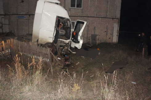 Пьяный водитель тягача врезался в стену жилого дома в Николо-Павловском