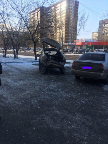 В Екатеринбурге неизвестный протаранил пять припаркованных машин на ЖБИ