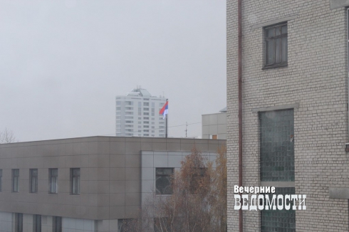 В Екатеринбурге «Дни Сербии»? Странный флаг над Уральским военным судом