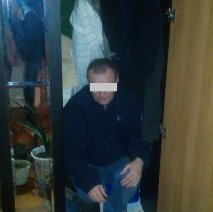 Обвиняемый в лжетерроризме екатеринбуржец спрятался от приставов в шкафу