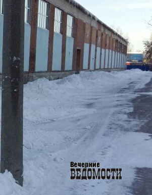 Екатеринбургские коммунальщики убрали снег с улицы на территорию частного предприятия