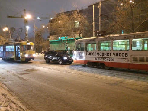 В Екатеринбурге BMW X5 въехал в трамвай