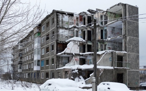 В Первоуральске уже двадцать лет не хотят расселять дом, где от взрыва разрушился целый подъезд