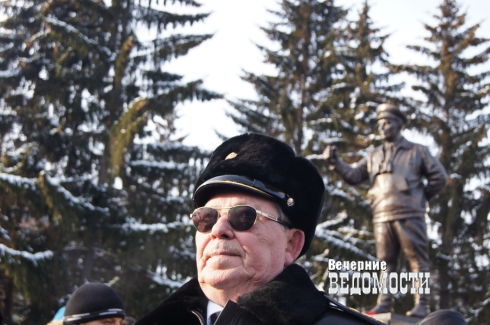 В Екатеринбурге открыли памятник легендарному главкому ВДВ (ФОТО)