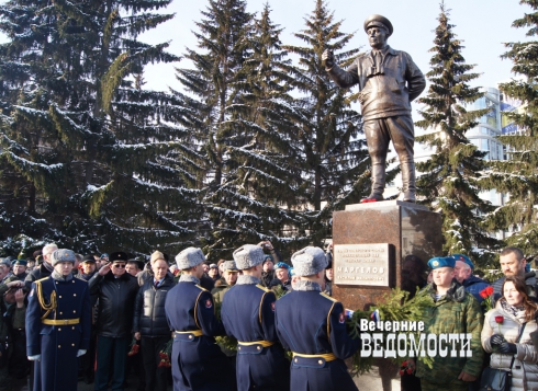 В Екатеринбурге открыли памятник легендарному главкому ВДВ (ФОТО)