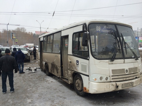 В результате столкновения с автобусом в Екатеринбурге погиб водитель Ford Fusion