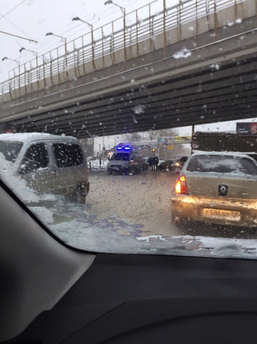 В Екатеринбурге столкнулись две легковушки под мостом на Шевченко
