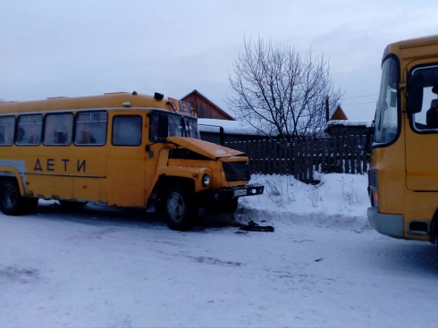 На Урале столкнулись два школьных автобуса, в одном из которых находились 20 детей (ФОТО)