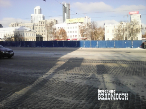 В Екатеринбурге перекрыли для парковки площадь 1905 года