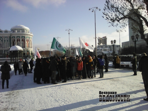 «Мы не боимся холода». В центре Екатеринбурга люди с ограниченными возможностями устроили демонстрацию