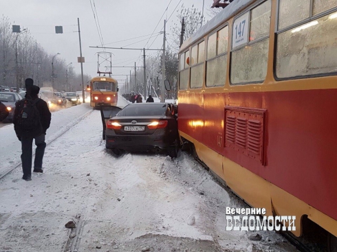 Москвич на Toyota Camry заблокировал движение трамваев на проспекте Космонавтов в Екатеринбурге (фото)