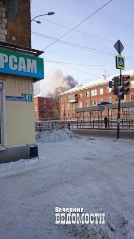 В Екатеринбурге горит квартира в 3-этажном доме на Уралмаше