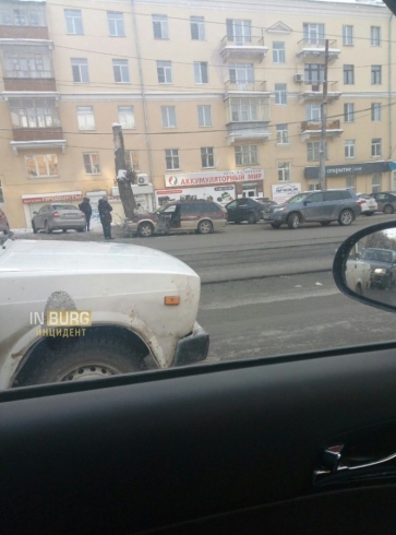 На перекрестке Фурманова – Чапаева в Екатеринбурге столкнулись две легковушки