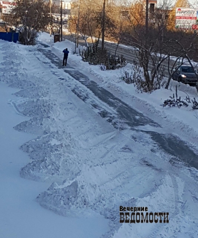 Екатеринбургские коммунальщики убрали снег с улицы на территорию частного предприятия