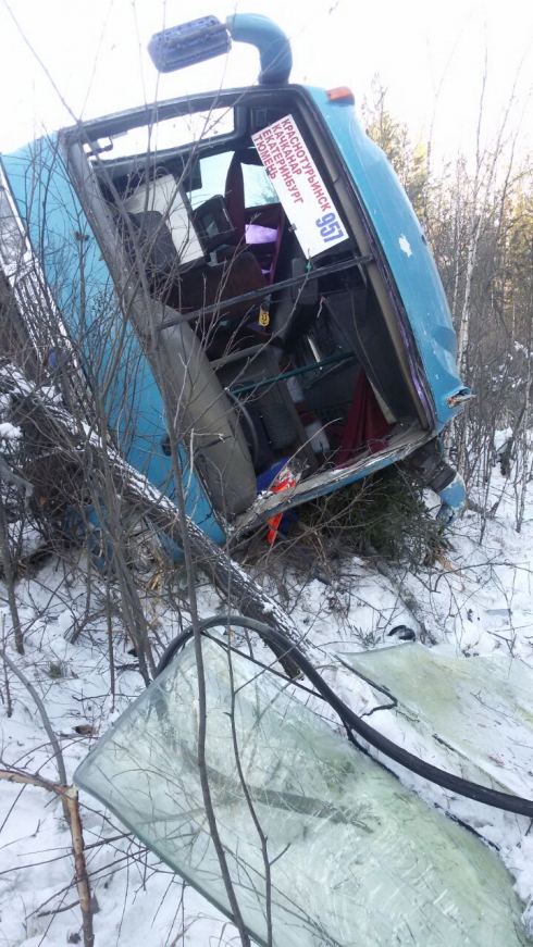 Из-за уснувшего водителя на свердловской «трассе смерти» перевернулся автобус