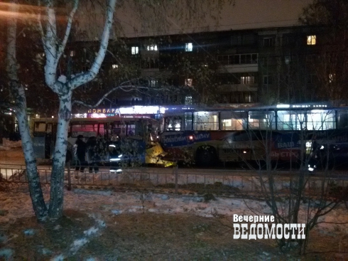 Коммерческий и муниципальный автобусы лоб в лоб столкнулись на улице Бардина (ФОТО)
