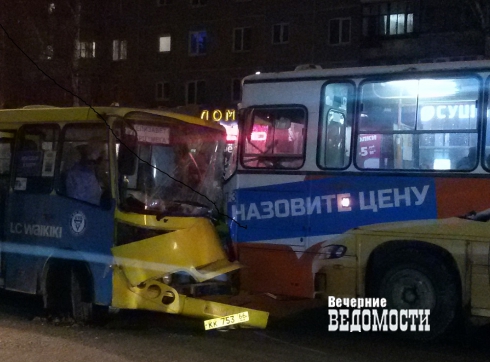 Коммерческий и муниципальный автобусы лоб в лоб столкнулись на улице Бардина (ФОТО)