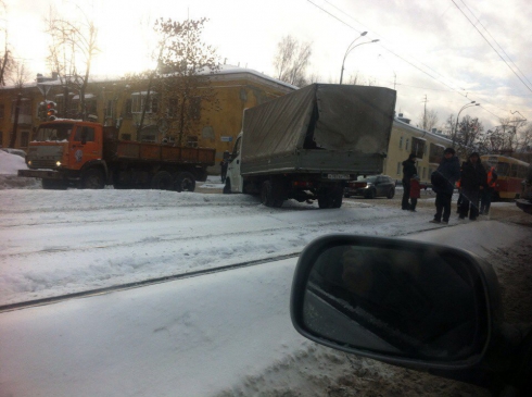 Из-за массового ДТП движение трамваев на улице Бакинских Комиссаров парализовано