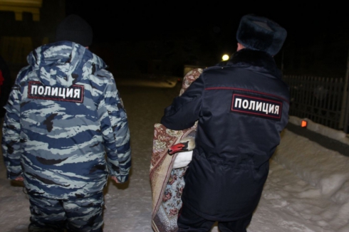Свердловские полицейские спасли раненого лебедя на Белоярском водохранилище (ФОТО)