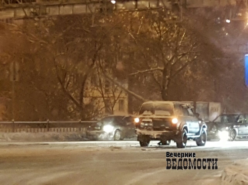 Три автомобиля столкнулись на улице Челюскинцев в Екатеринбурге (ФОТО)