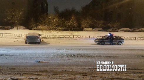 В центре Екатеринбурга иномарка вылетела на тротуар (ФОТО)