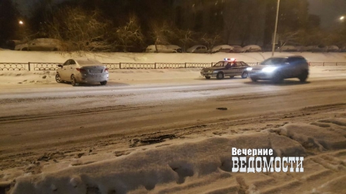 В центре Екатеринбурга иномарка вылетела на тротуар (ФОТО)
