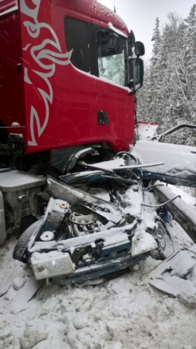 В результате ДТП на свердловской трассе погибли шесть человек (ФОТО)