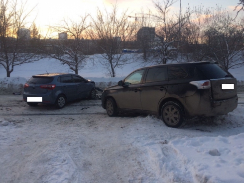 В лобовом ДТП в Екатеринбурге пострадали двое (ФОТО)