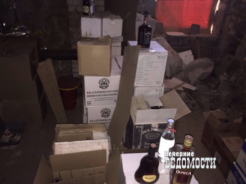 Оперативники свердловского УБЭП накрыли склад с контрафактным алкоголем (ФОТО)