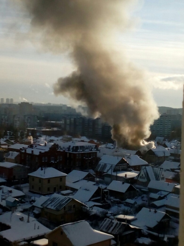 Пожар в Цыганском поселке в Екатеринбурге тушат 11 пожарных машин (ВИДЕО)