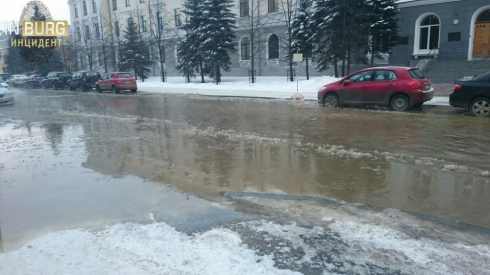 В Екатеринбурге затопило улицу Софьи Ковалевской