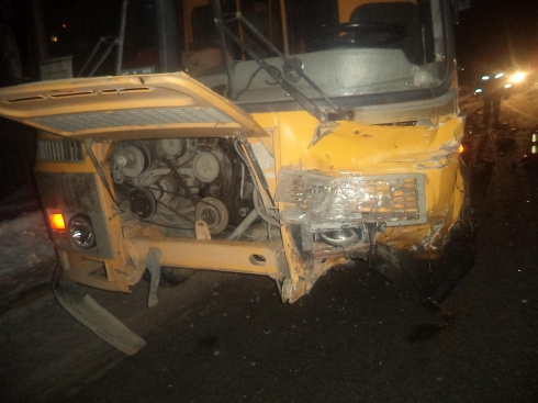 В Екатеринбурге Renault Logan врезался в автобус ПАЗ. Есть пострадавшие (фото)