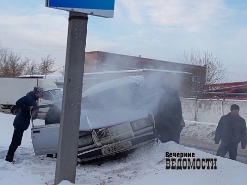 В Екатеринбурге после столкновения с «ГАЗелью» «четверка» улетела в сугроб (ФОТО, ВИДЕО)