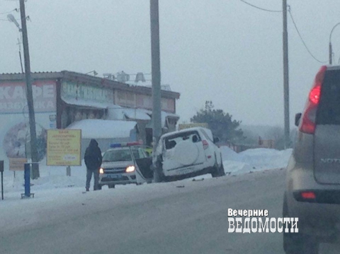 Грузовик столкнулся с Toyota RAV4 на Тюменском тракте (фото) 