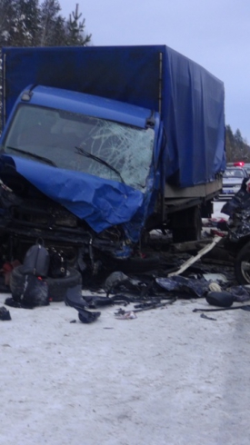 На свердловской трассе в лобовом столкновении внедорожника с грузовиком погибла пенсионерка (ФОТО)