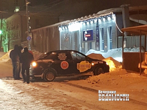 В Екатеринбурге BMW X5 протаранил автомобиль такси (ФОТО)