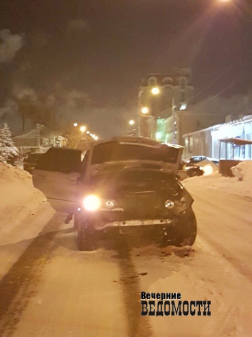В Екатеринбурге BMW X5 протаранил автомобиль такси (ФОТО)