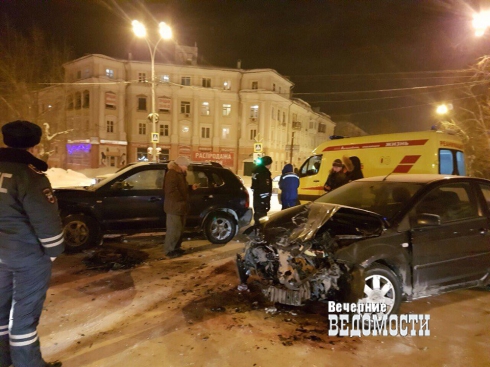 Три машины столкнулись в массовом ДТП на улице Восточной в Екатеринбурге (ФОТО)