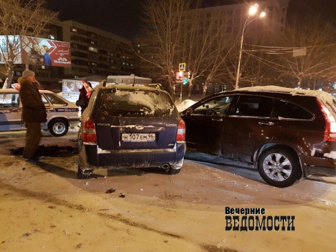 Три машины столкнулись в массовом ДТП на улице Восточной в Екатеринбурге (ФОТО)