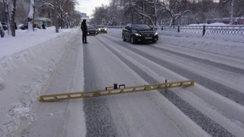 В ГИБДД заявили о плохой расчистке дорог в Екатеринбурге после снегопада
