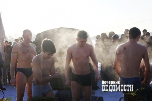 Студент из Китая принял участие в крещенских купаниях в Екатеринбурге (ФОТО)