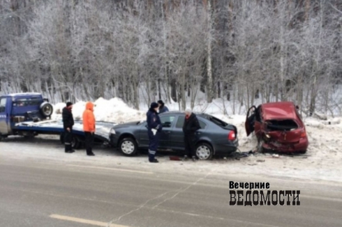 В Екатеринбурге «Тойота» атаковала автоэвакуатор, пострадали три человека