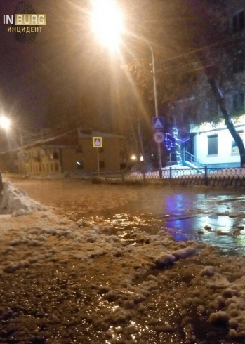 Из-за коммунальной аварии улицы на Старой Сортировке залило водой