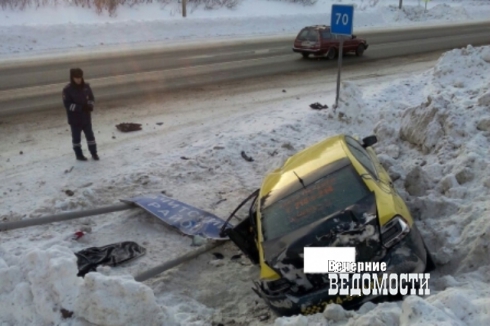 Свердловский таксист проехался на крыше по сугробам
